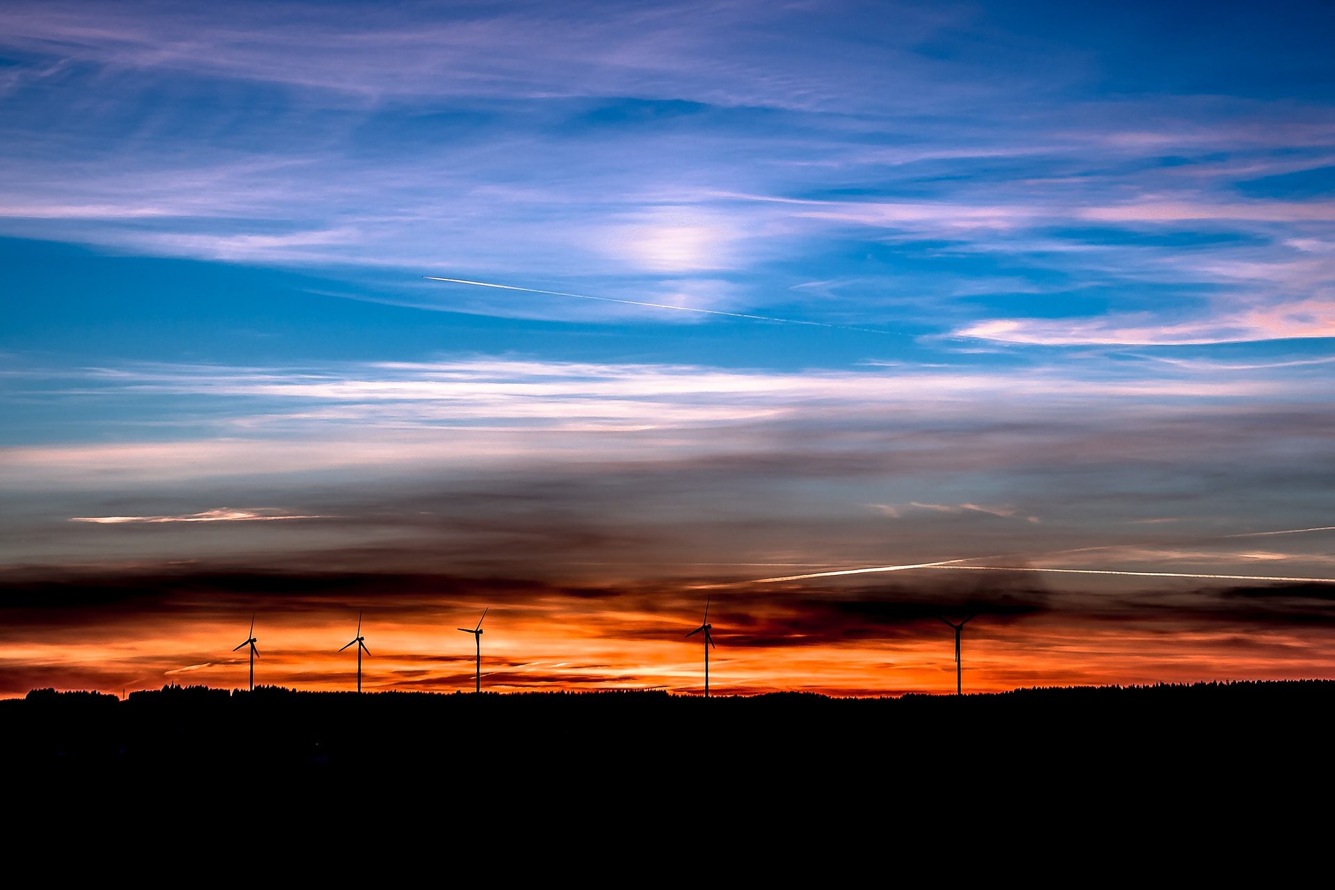 Parc éolien au crépuscule